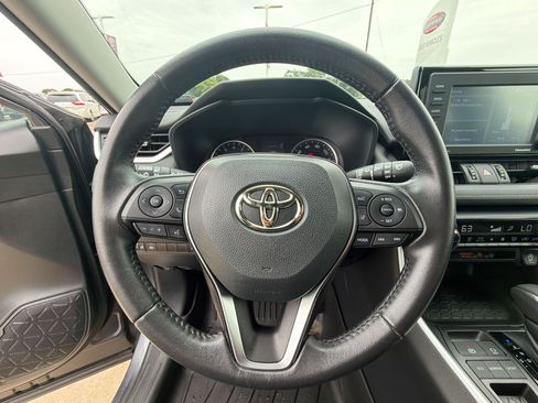 Used 2021 Toyota RAV4 XLE Premium FWD image 11
