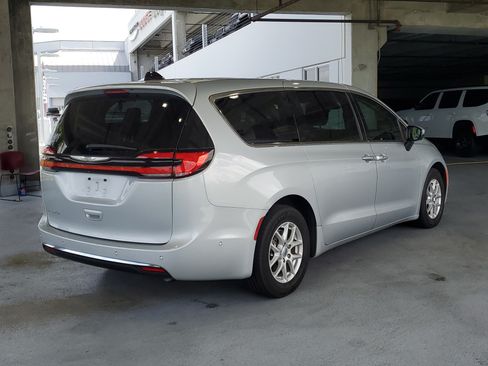 Used 2023 Chrysler Pacifica Touring-L w/ Uconnect Theater Family Group FWD image 2