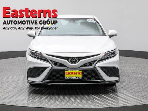 Used 2022 Toyota Camry SE image 2