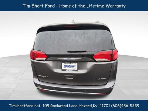 Used 2018 Chrysler Pacifica Limited w/ Tire & Wheel Group FWD image 6