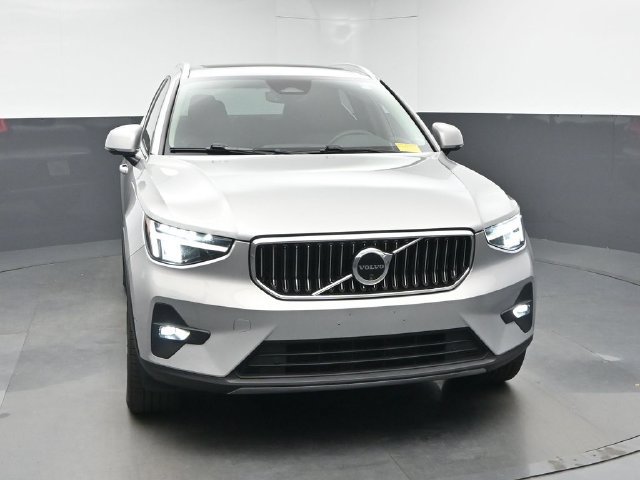 Used 2024 Volvo XC40 B5 Plus AWD/4WD image 2