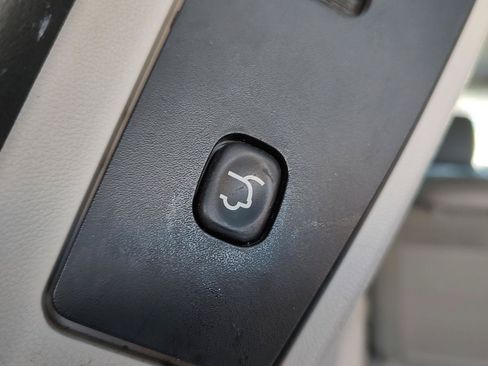 Used 2010 Chrysler Town & Country Touring FWD image 21