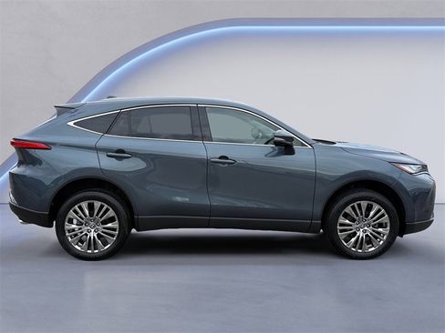 Used 2023 Toyota Venza XLE image 2