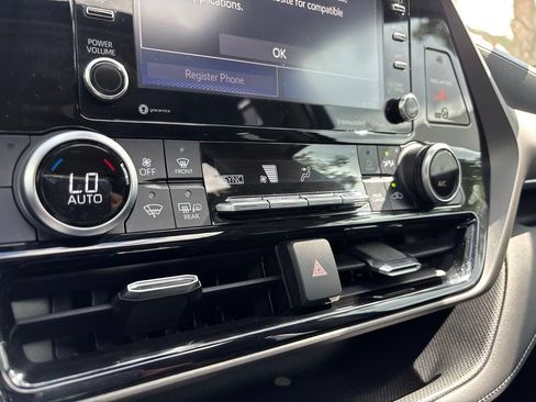 Used 2020 Toyota Highlander XLE FWD image 34