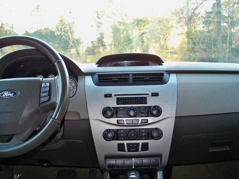 Used 2010 Ford Focus SE FWD image 19