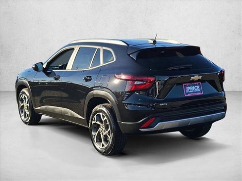 Used 2025 Chevrolet Trax LT w/ LT Convenience Package image 8