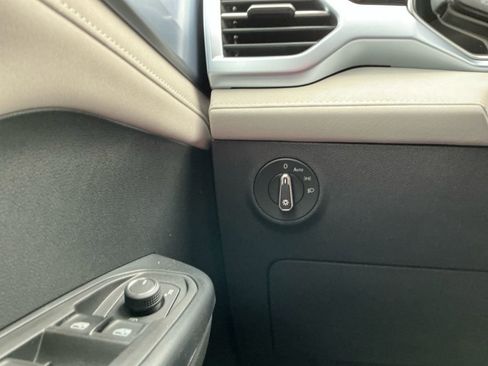 New 2025 Volkswagen Taos SE image 20