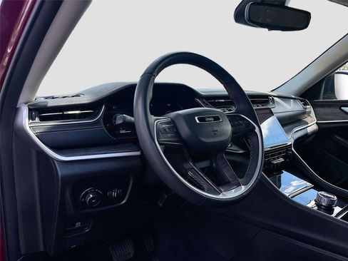 Used 2023 Jeep Grand Cherokee Limited image 10