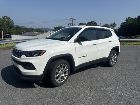Certified 2024 Jeep Compass Latitude AWD/4WD image 1
