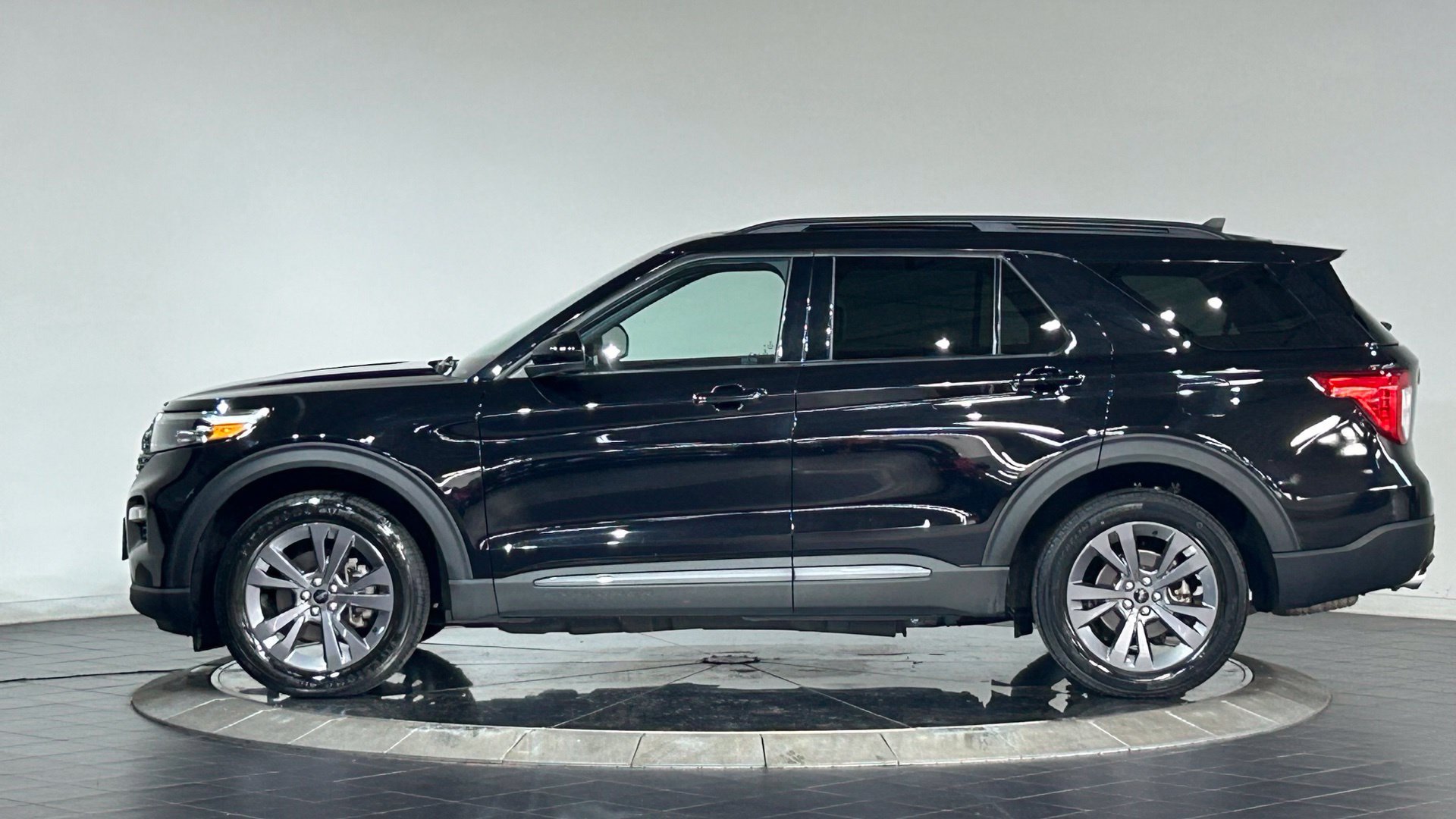 Used 2022 Ford Explorer XLT w/ Equipment Group 202A AWD/4WD image 6