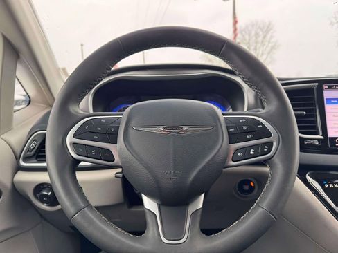 Used 2023 Chrysler Pacifica Touring-L image 15