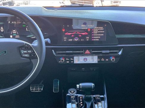 Used 2023 Kia Niro EX Touring image 6