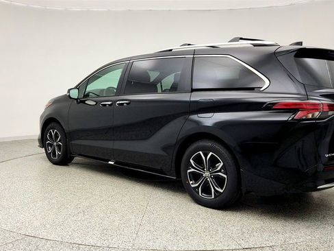 Used 2026 Toyota Sienna Platinum AWD/4WD image 7