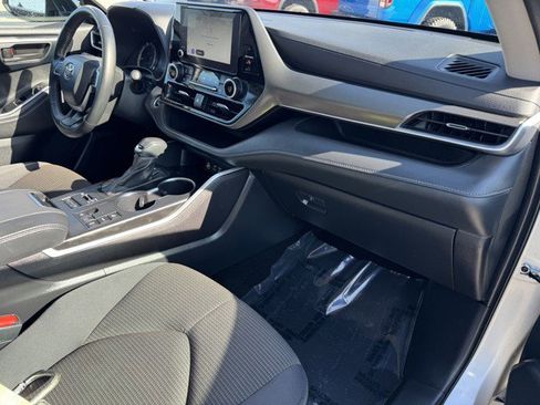 Used 2024 Toyota Highlander LE image 7