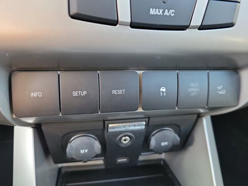 Used 2010 Ford Focus SES image 24