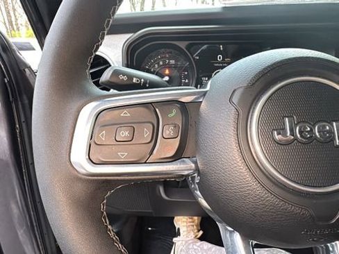 Used 2025 Jeep Wrangler Unlimited Sahara image 16