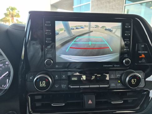 Used 2022 Toyota Highlander XSE FWD image 18