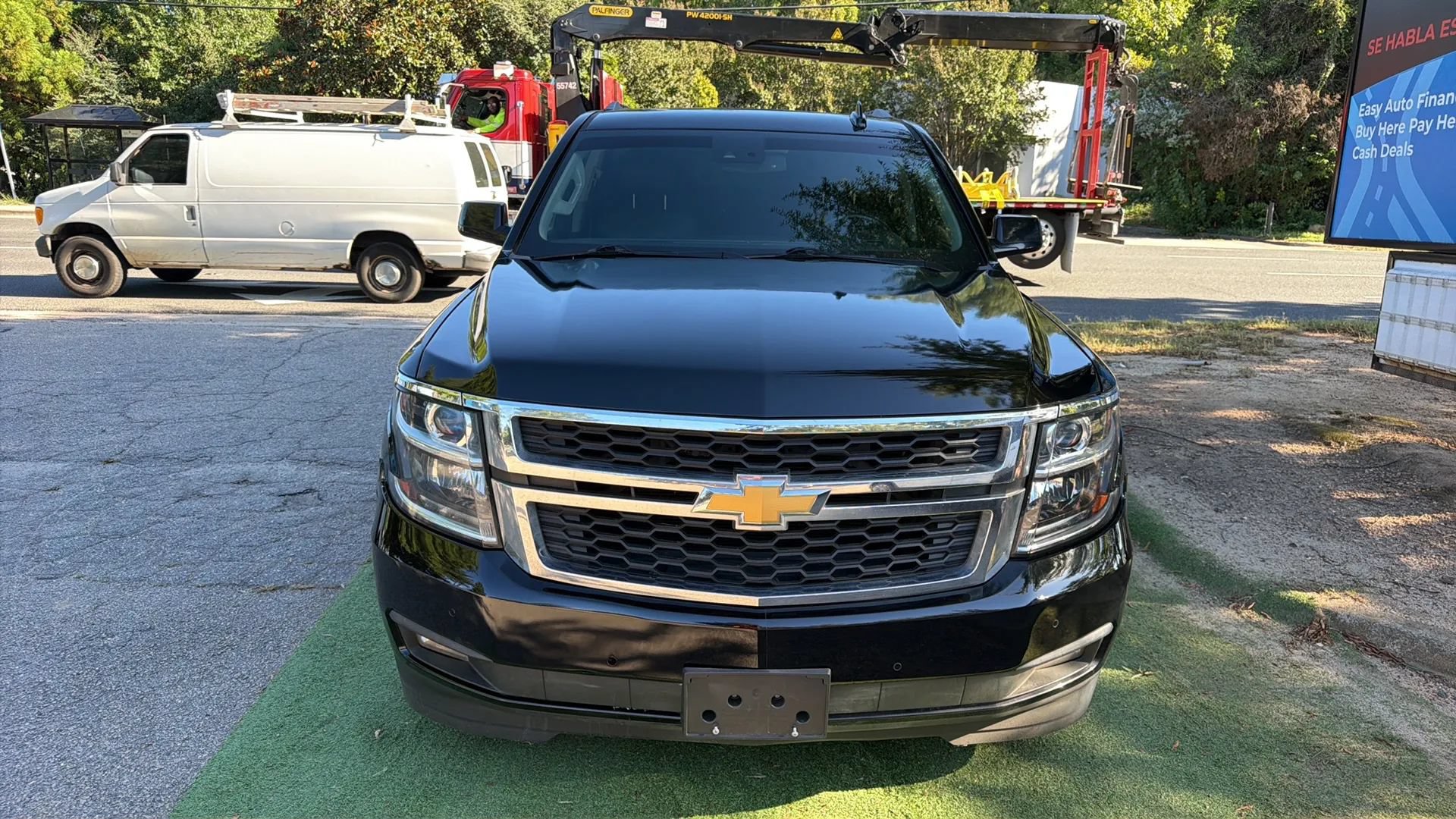 Used 2015 Chevrolet Suburban LT RWD image 2