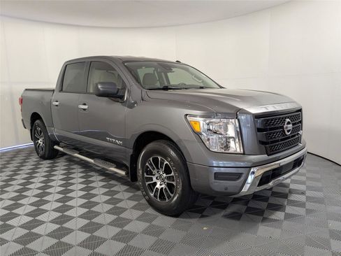 Used 2021 Nissan Titan SV w/ SV Convenience Package image 3