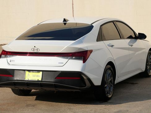 Used 2025 Hyundai Elantra Hybrid FWD image 44
