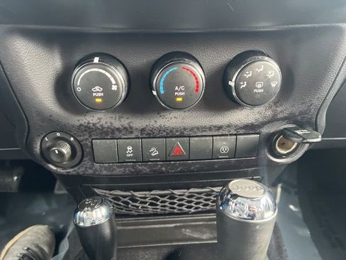 Used 2016 Jeep Wrangler Unlimited Rubicon w/ Connectivity Group image 11