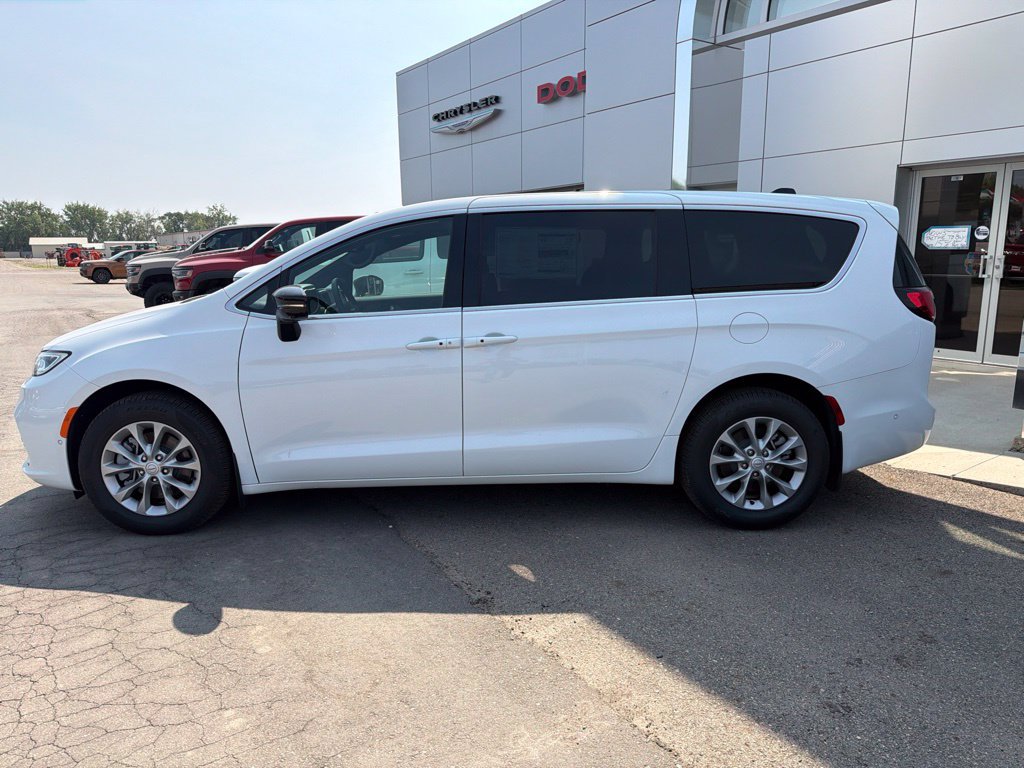 New 2025 Chrysler Pacifica Select AWD/4WD image 7