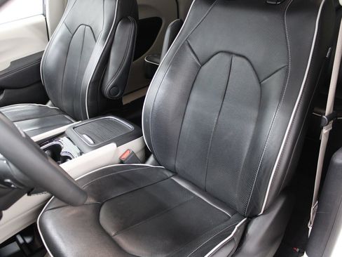 Used 2023 Chrysler Pacifica Limited FWD image 14