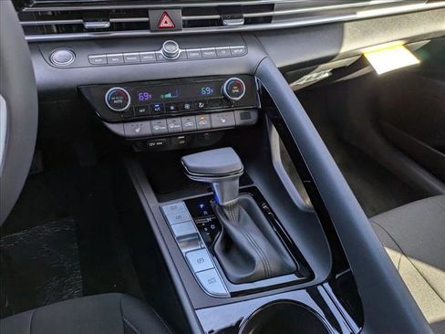New 2025 Hyundai Elantra SEL image 14