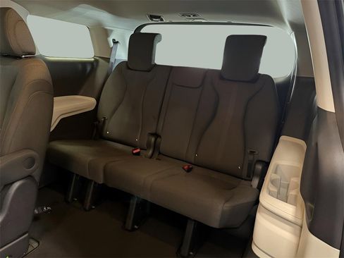 Used 2022 Kia Carnival LX image 16