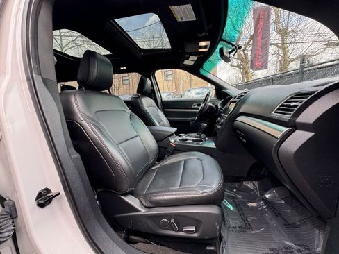Used 2018 Ford Explorer XLT w/ Equipment Group 202A image 19