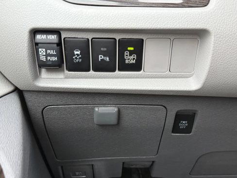 Used 2017 Toyota Sienna XLE Premium AWD/4WD image 39