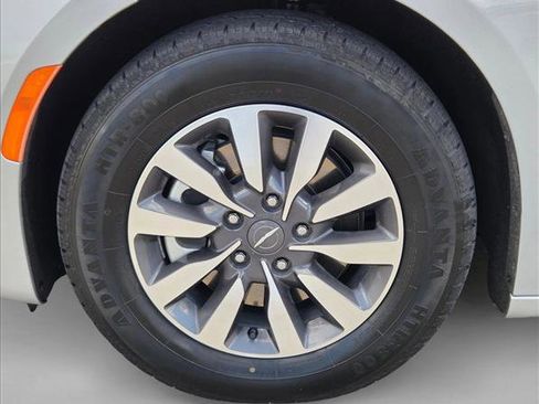 Used 2023 Chrysler Pacifica Touring-L FWD image 22