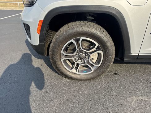 Used 2022 Jeep Grand Cherokee Trailhawk w/ Luxury Tech Group III image 10