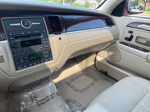 Used 2006 Lincoln Town Car Signature Limited image 7