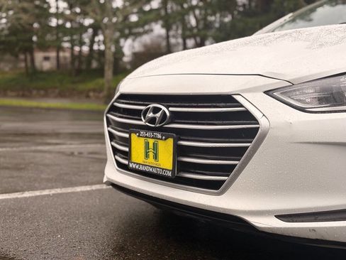 Used 2017 Hyundai Elantra SE image 17