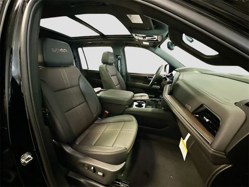 New 2026 Chevrolet Suburban High Country image 32
