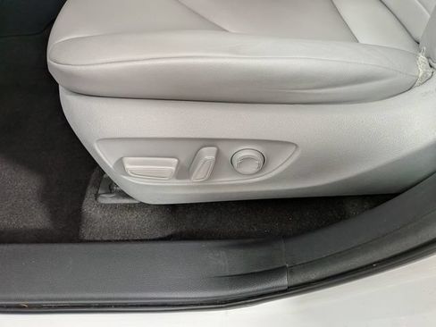 Used 2023 Toyota Highlander XLE AWD/4WD image 17