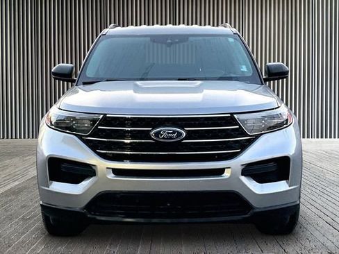 Used 2022 Ford Explorer XLT image 3