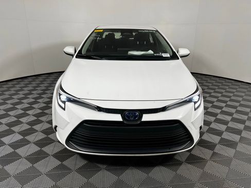 Used 2025 Toyota Corolla LE image 2