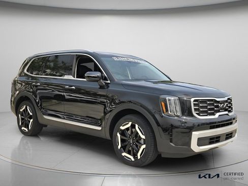 Certified 2025 Kia Telluride S FWD image 9