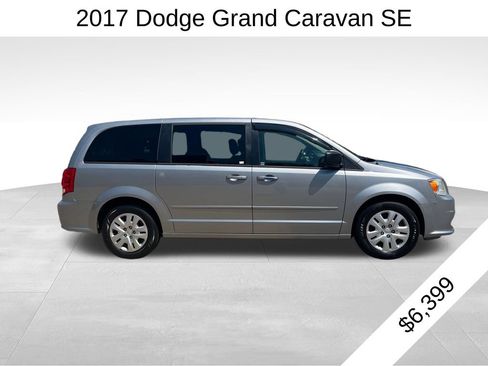 Used 2017 Dodge Grand Caravan SE w/ UConnect Hands-Free Group FWD image 2