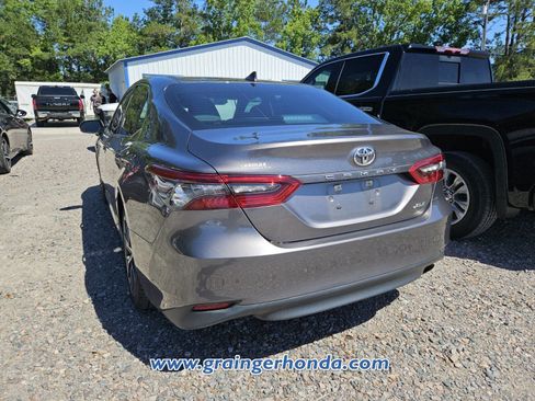 Used 2022 Toyota Camry XLE w/ Navigation Package FWD image 9