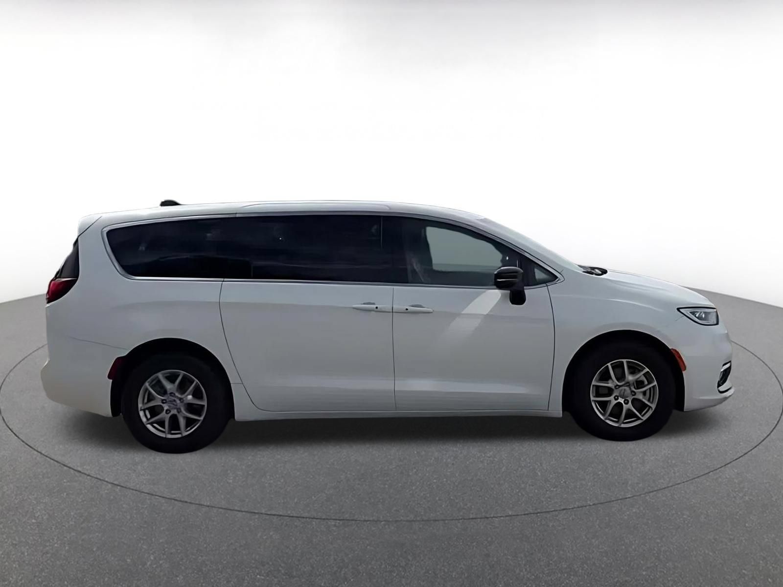 Used 2025 Chrysler Pacifica Select FWD image 15