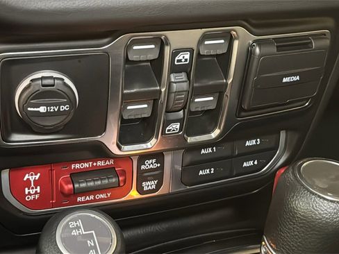 Used 2024 Jeep Wrangler Unlimited Rubicon w/ Technology Group image 32