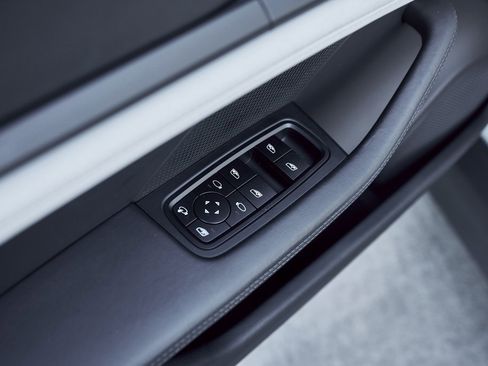 Used 2023 Porsche Taycan 4S w/ Premium Package image 31