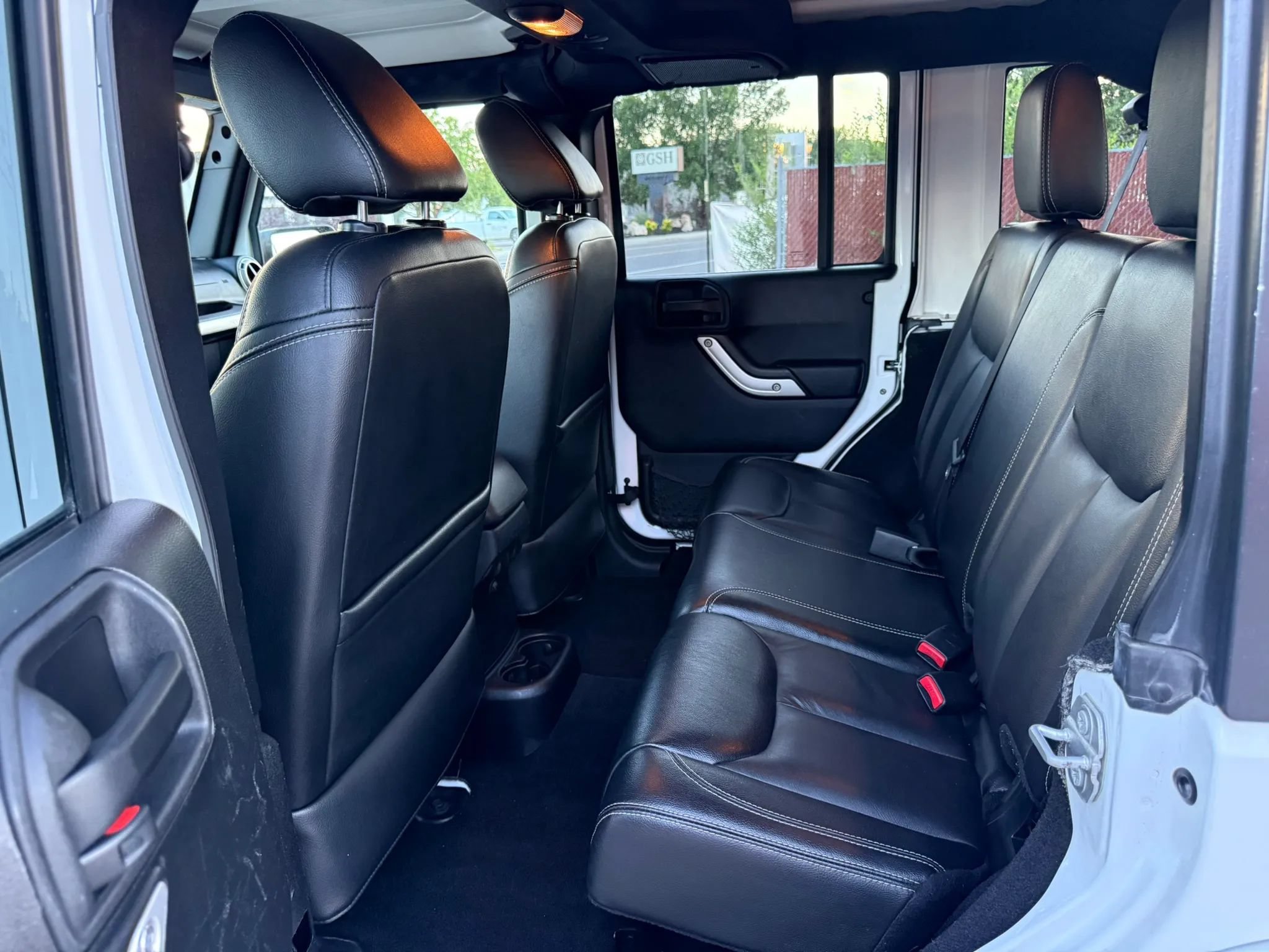 Used 2015 Jeep Wrangler Unlimited Sahara w/ Connectivity Group AWD/4WD image 12