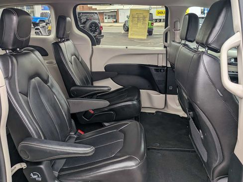 Used 2023 Chrysler Pacifica Touring-L FWD image 24