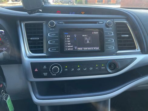 Used 2019 Toyota Highlander LE image 19