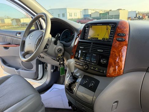 Used 2009 Toyota Sienna XLE image 29