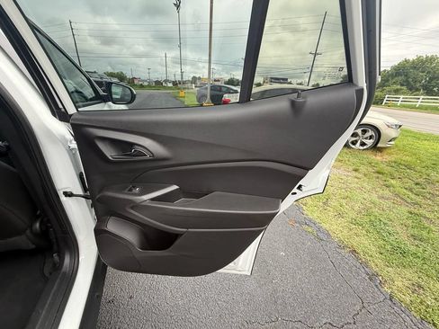 Used 2025 Chevrolet Trax LT w/ LT Convenience Package FWD image 20
